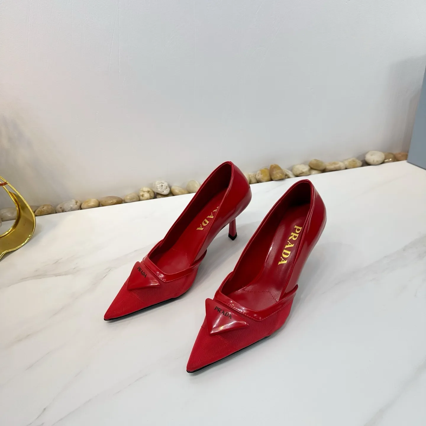 👟👟Ex-factory price 560👟👟 2025 SSS launches Prada’s latest long boots, sandals, thin heels, empty backs, thick heels series ————————🆚🆚🆚 💥PRADA's early spring T-stage catwalk show is the same style as "Dreams Never Sleep". Prada can use it on important occasions. The fresh style has a bit of nobility and is perfect on the feet. 💃💃 Wear this shoe with it. It is elegant and crystal clear, regardless of various accessories. The materials are all exclusively customized one-to-one and must be zero-distance from the original. The entire series is full of exciting and unexpected combinations of elements. The expression of different materials and textures of fabrics has a strong artistic flavor, allowing you to appreciate the ever-changing style of Prada girls. 1⃣ Upper: Made of open-edge bead➕mesh 2⃣ Lining: imported sheepskin 3⃣ Outsole: Italian original genuine leather outsole Heel height 7.5 4⃣🔺Original labeling feet, stock code number 35M-39M (40 41 42 customized, non-returnable and non-exchangeable).